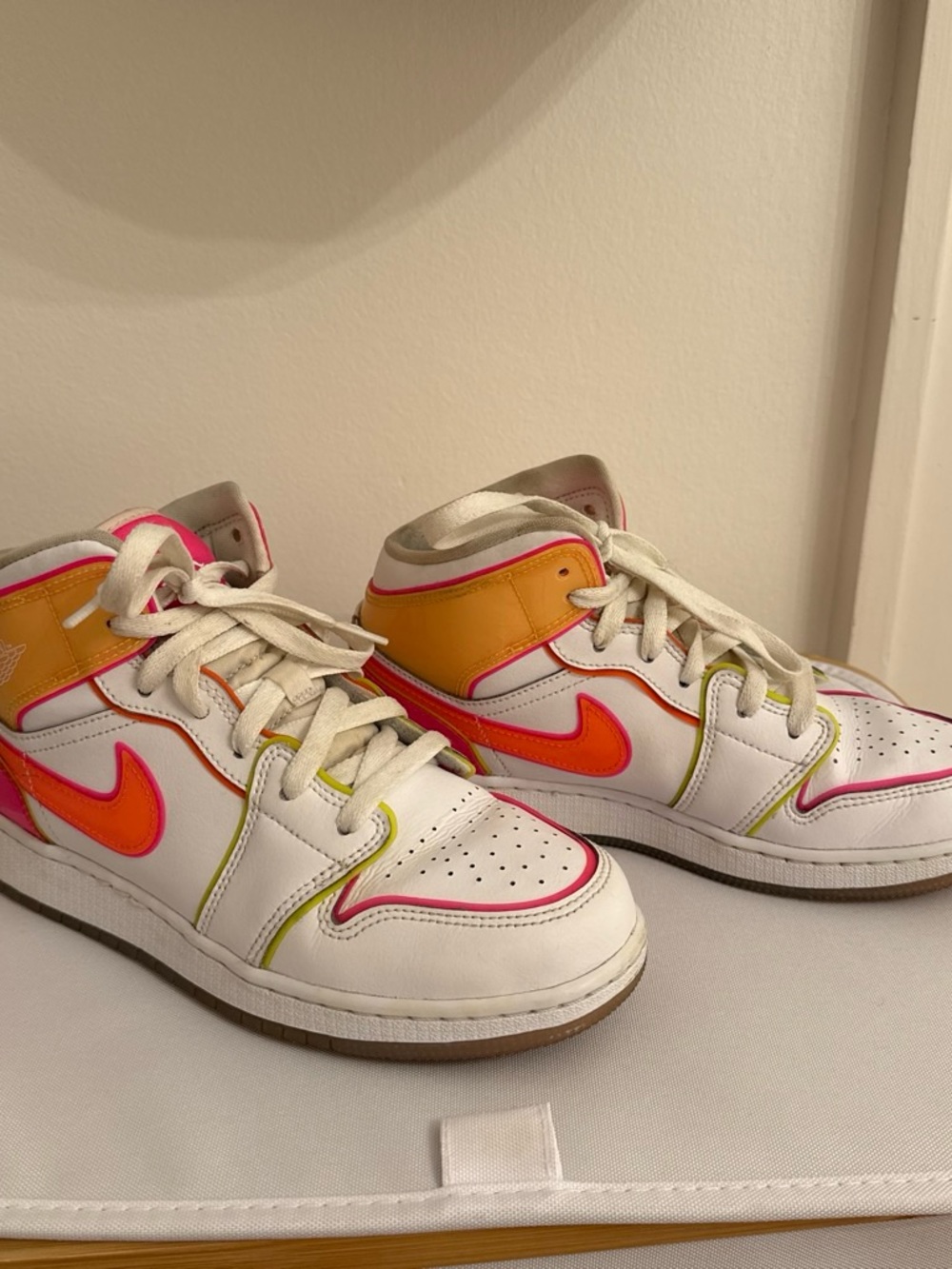 Air Jordan 1 Mid SE GS “Edge Glow”